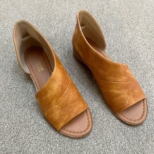 Women’s brown/tan sandal size 7